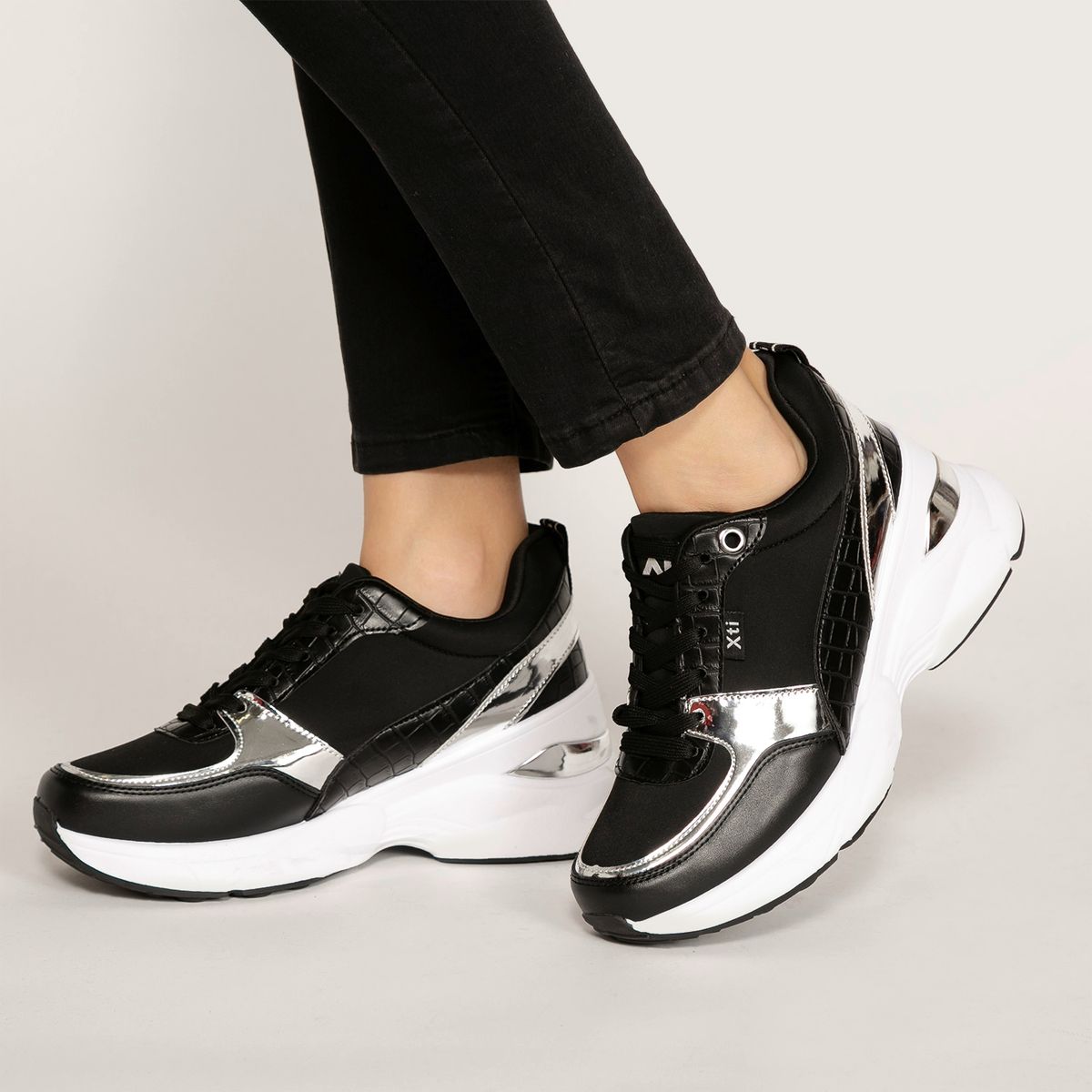 XTI - Zapatilla Urbana Mujer Negra