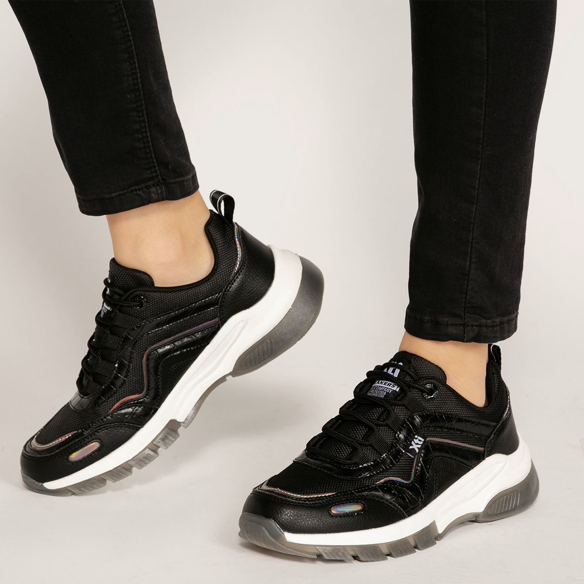 XTI - Zapatilla Urbana Mujer Negra