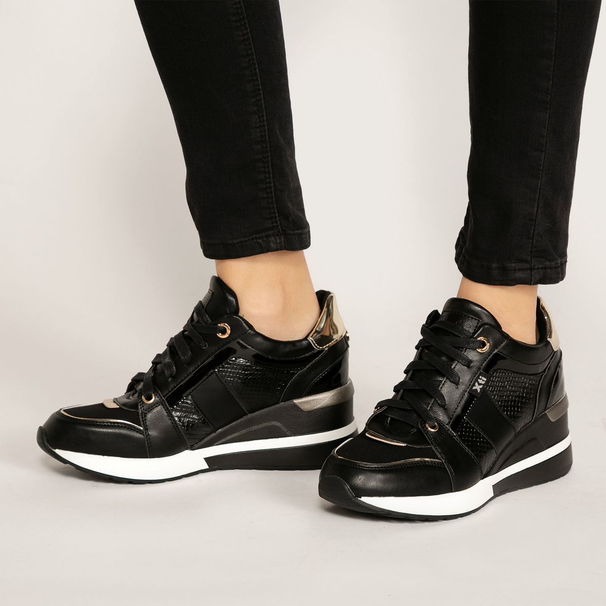 XTI - Zapatilla Urbana Mujer Negra