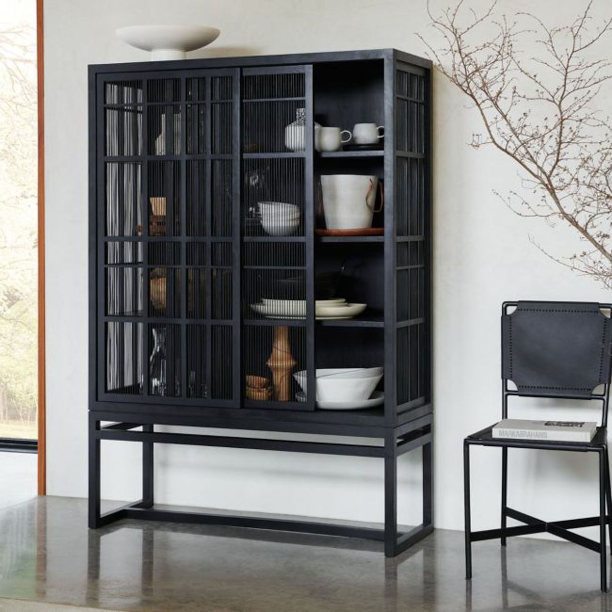 CRATE & BARREL - Armario Estante Highland Negro Crate & Barrel