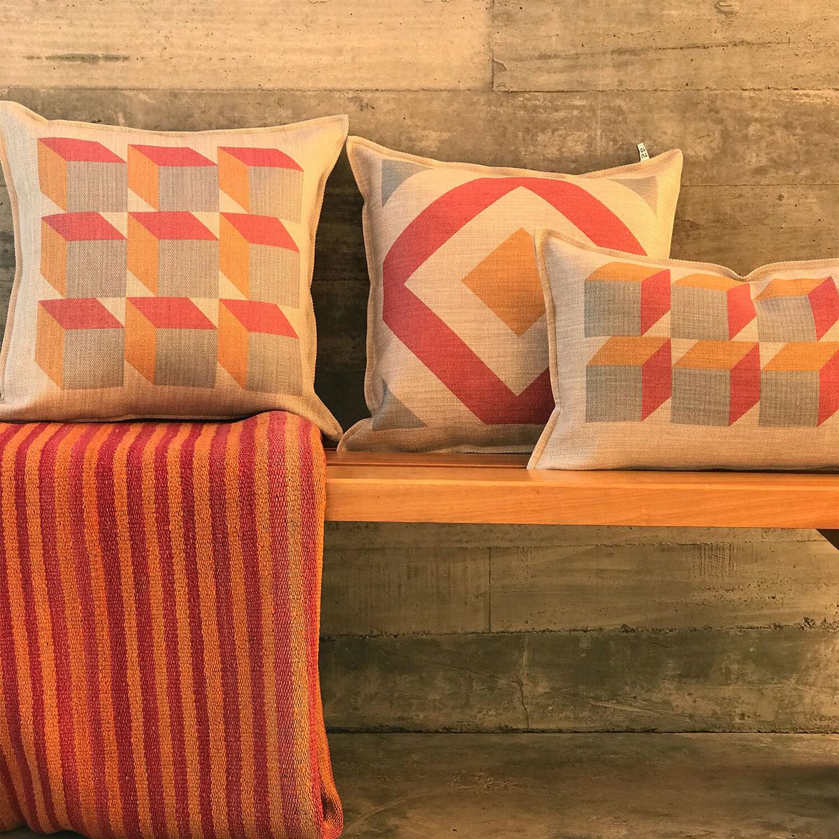 TUYO PRINT - Cojín Victoria Cubos - 45x45