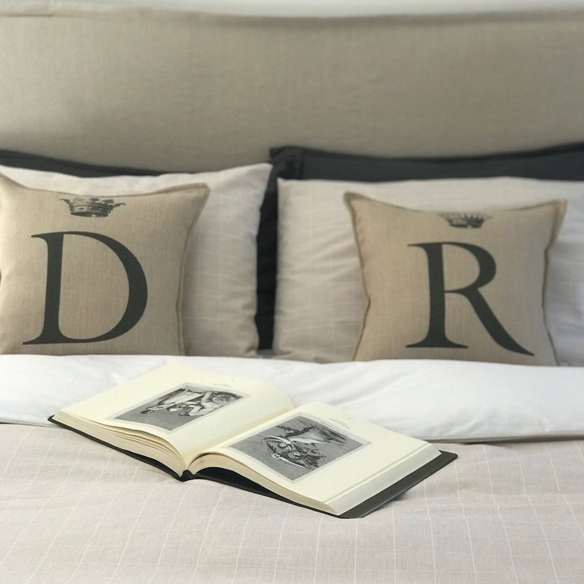 TUYO PRINT - Cojín letras corona arena U - 45x45