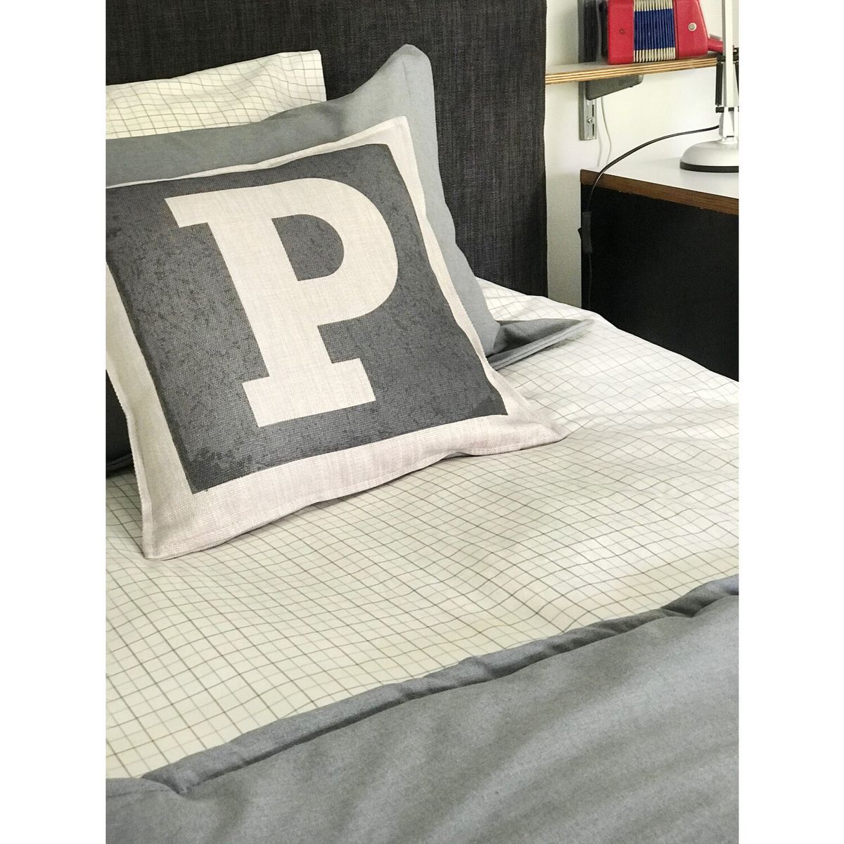 TUYO PRINT - Cojín Letras Fondo Gris Y - 45x45