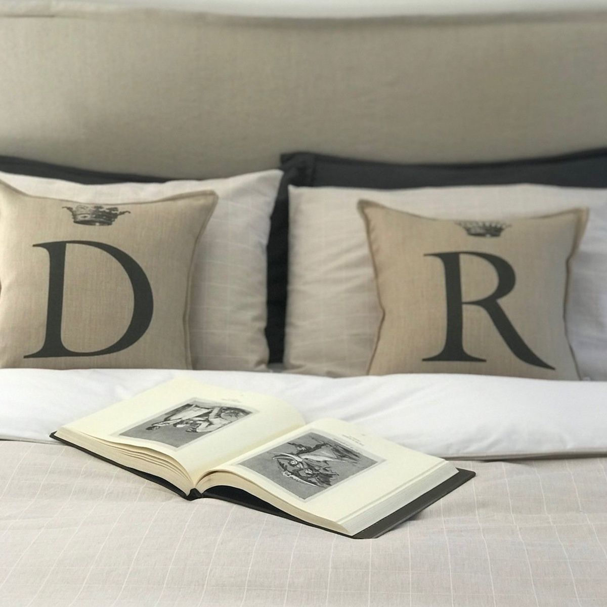 TUYO PRINT - Cojín letras corona arena E - 45x45