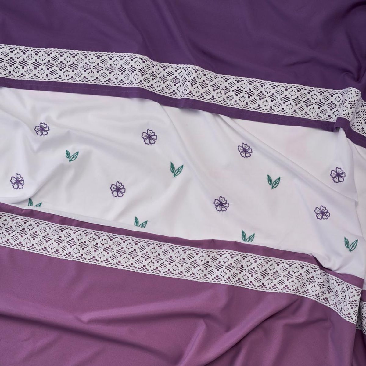 VELUTTI - Cortina de Baño Bordada 180x180 Morado Velutti