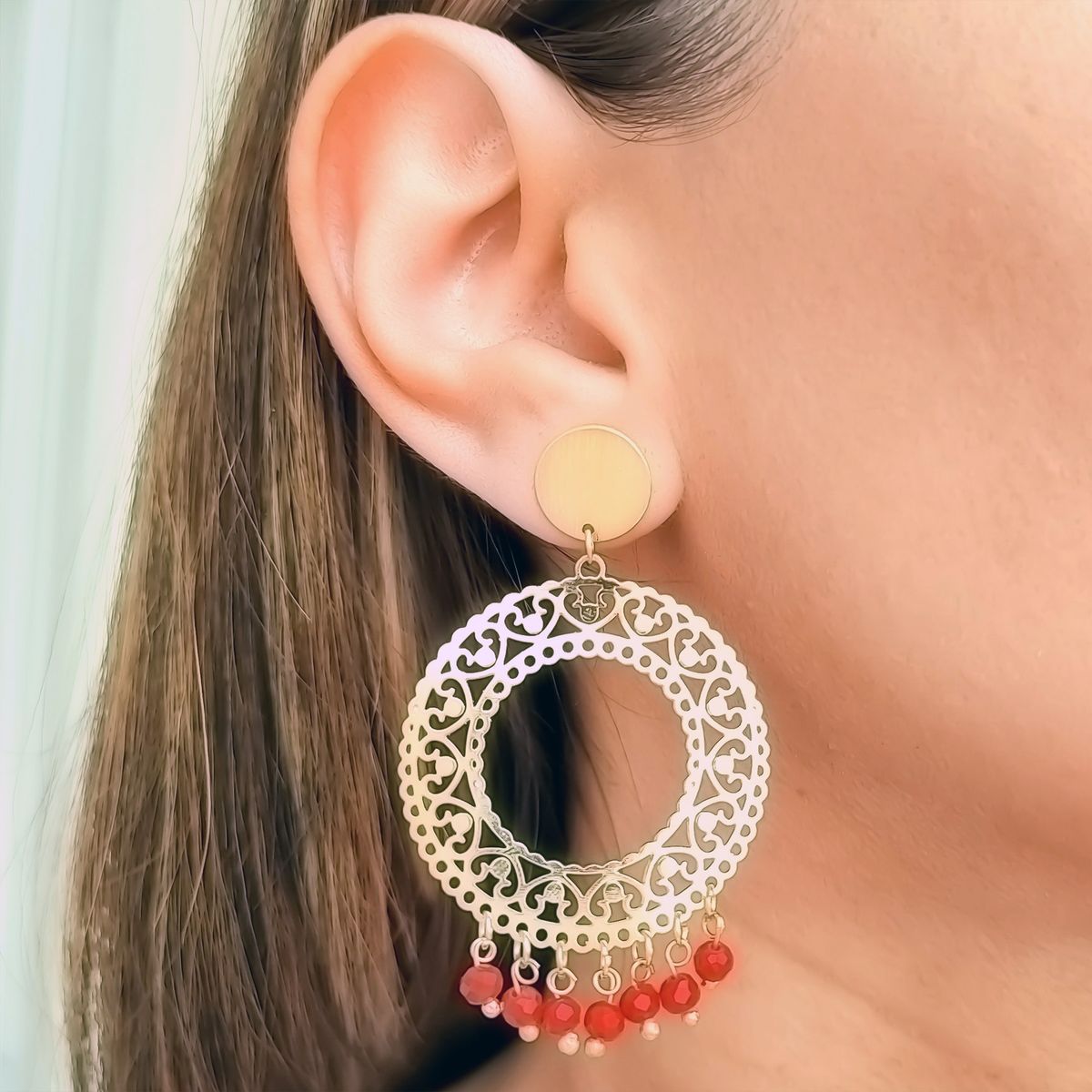 ANDREA COGGIOLA JOYAS - Aros Mandala Cristal Rojo Enchapado Oro 18K