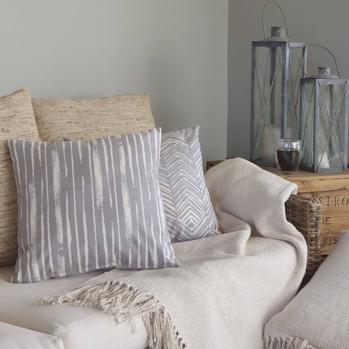CASA ALVARINHO - Funda Cojín Gamuza Lineal Gris 45x45