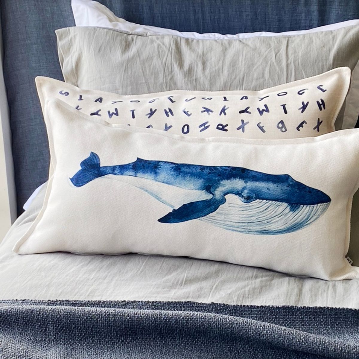 TUYO PRINT - Cojin Ballena azul 70x35 - Tuyo Print
