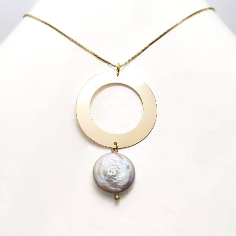 ANDREA COGGIOLA JOYAS - Collar Perla Coin Disco 50cm Enchapado Oro 18K