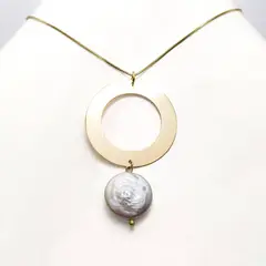 ANDREA COGGIOLA JOYAS - Collar Perla Coin Disco 50cm Enchapado Oro 18K