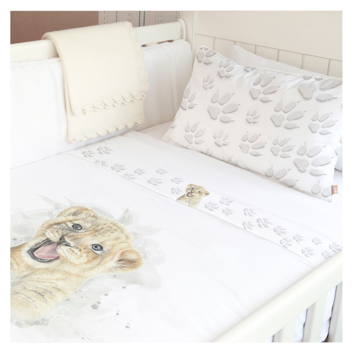 MARGARITA SCHEEL BY CASA ALVARINHO - Cubreplumón Cuna León Valiente