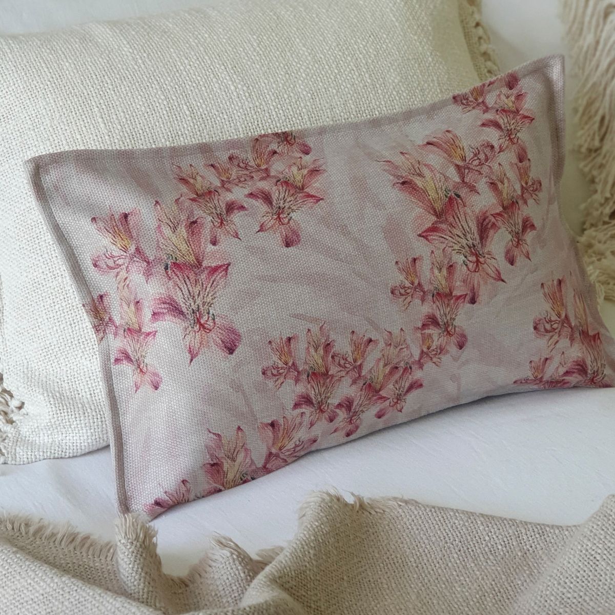 MARGARITA SCHEEL BY CASA ALVARINHO - FUNDA COJÍN MARISA ASTROMELIAS 50X30