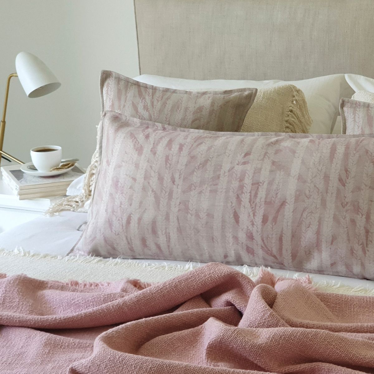 MARGARITA SCHEEL BY CASA ALVARINHO - COJÍN MARISA ESPIGAS BLANCAS XL