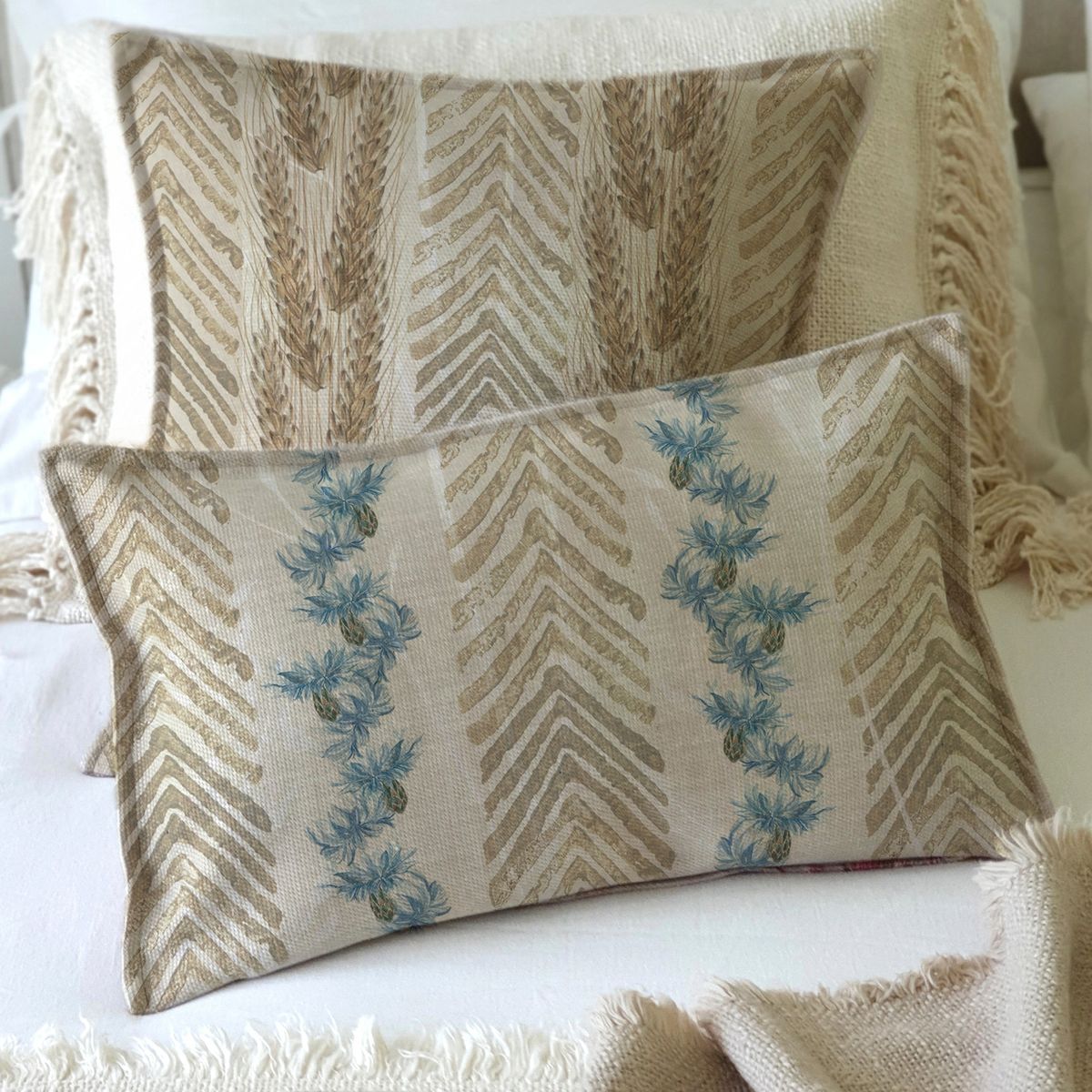 MARGARITA SCHEEL BY CASA ALVARINHO - FUNDA COJÍN MARISA ESPIGAS Y FLOR AZUL 50X30…