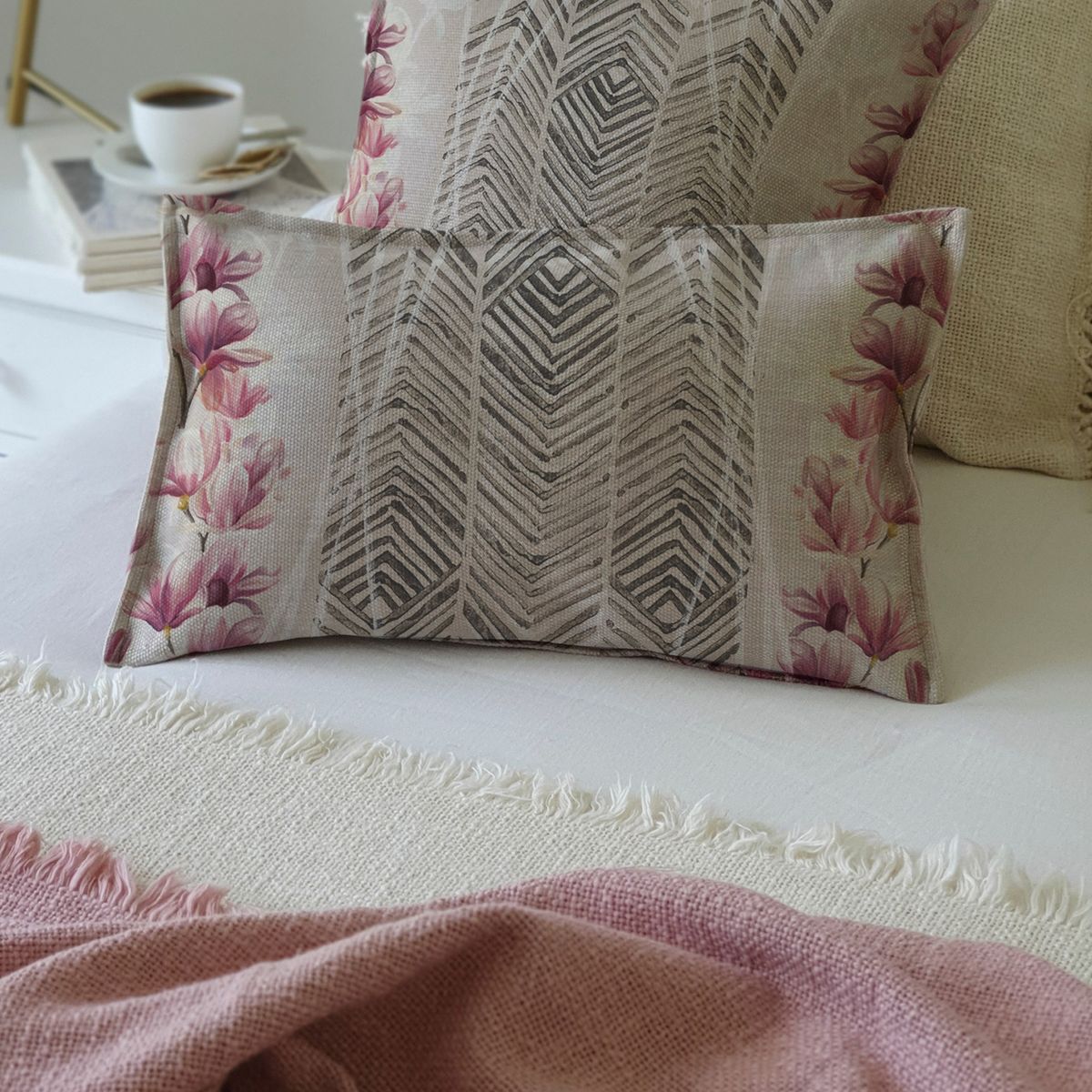 MARGARITA SCHEEL BY CASA ALVARINHO - FUNDA COJÍN MARISA MAGNOLIA 50X30