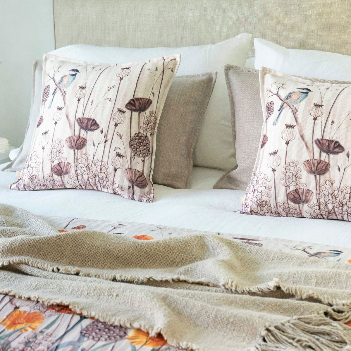 MARGARITA SCHEEL BY CASA ALVARINHO - FUNDA COJÍN MARISA CHIKADEE Y PALITOS DE AMAPOLA 45X45