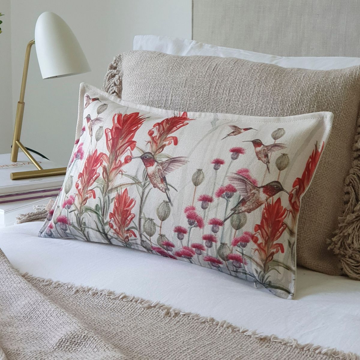 MARGARITA SCHEEL BY CASA ALVARINHO - FUNDA COJÍN MARISA JARDÍN SILVESTRE LILA Y ROJO 50X30