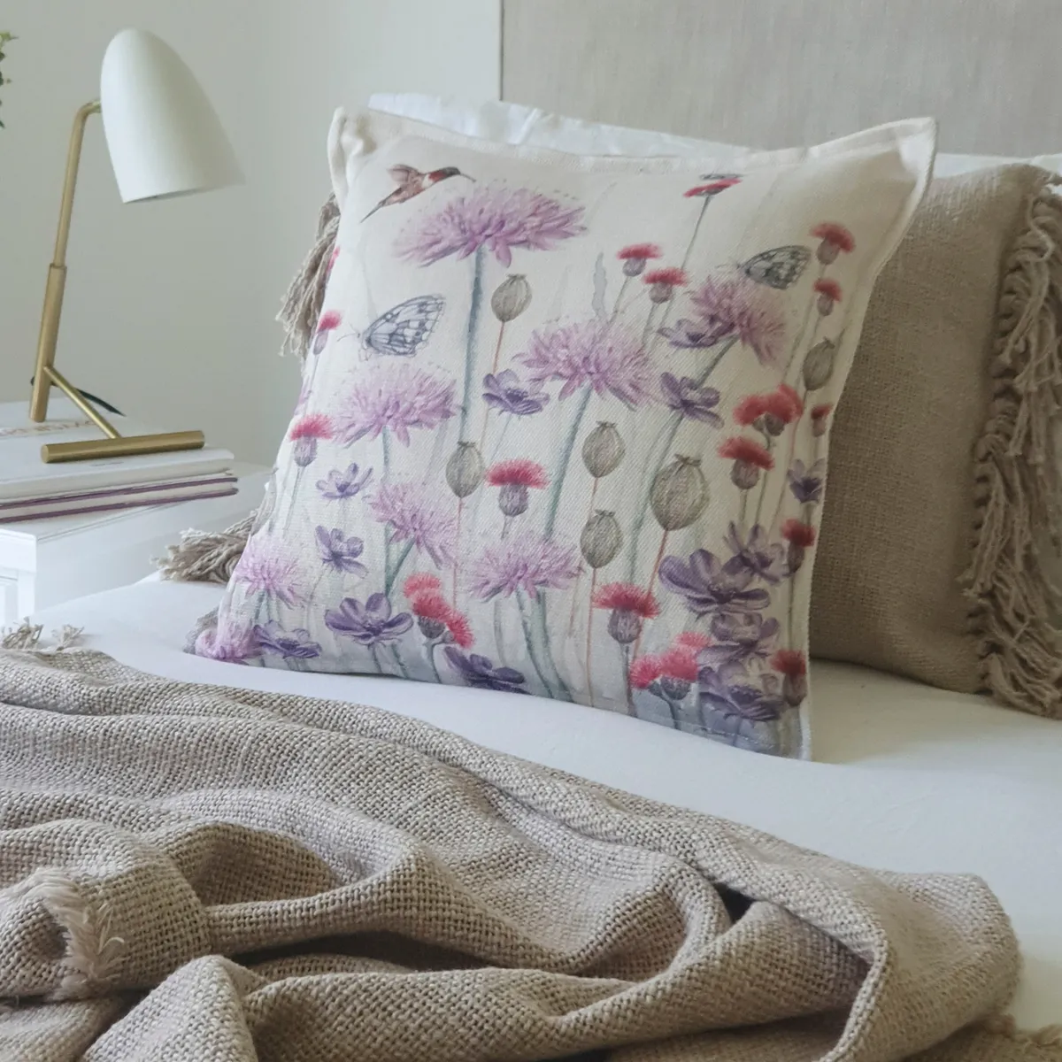 MARGARITA SCHEEL BY CASA ALVARINHO - FUNDA COJÍN MARISA JARDÍN SILVESTRE LILA Y ROJO 45X45…