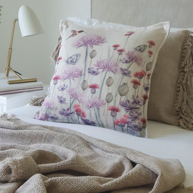 MARGARITA SCHEEL BY CASA ALVARINHO - FUNDA COJÍN MARISA JARDÍN SILVESTRE LILA Y ROJO 45X45…