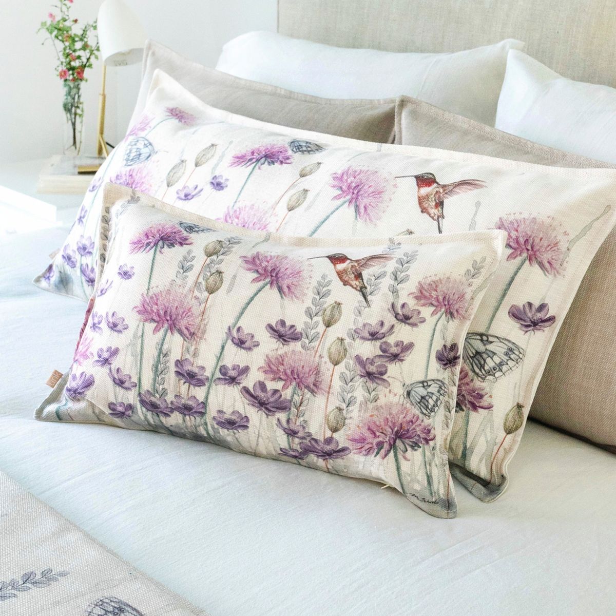MARGARITA SCHEEL BY CASA ALVARINHO - FUNDA COJÍN MARISA JARDÍN SILVESTRE LILA Y HOJITAS 50X30