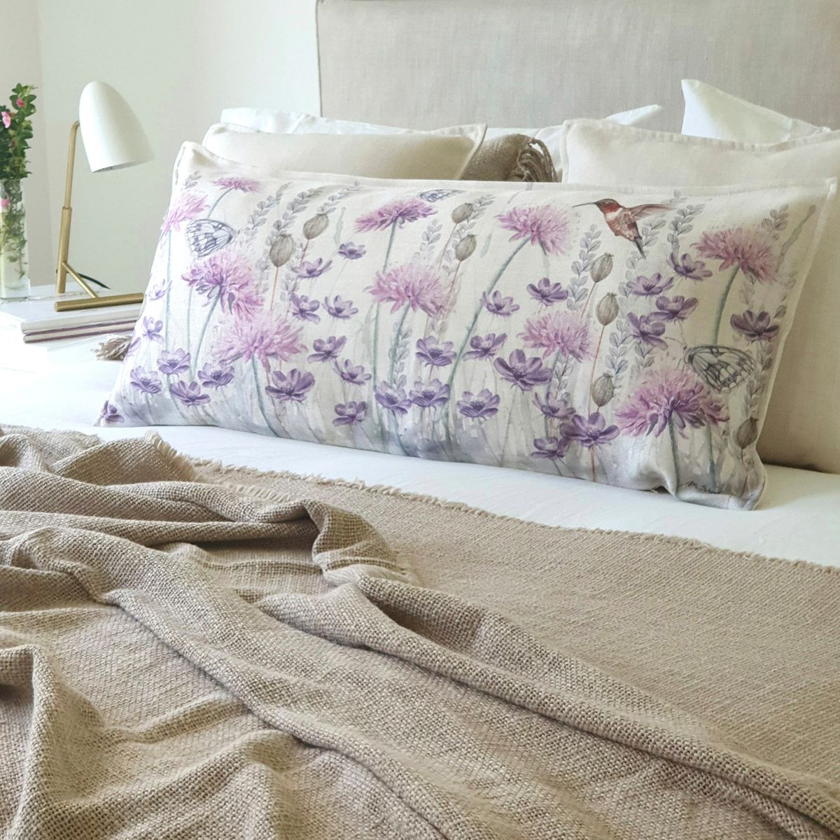 MARGARITA SCHEEL BY CASA ALVARINHO - COJÍN MARISA JARDÍN SILVESTRE LILA Y HOJITAS XL