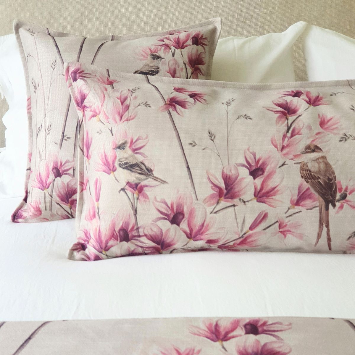 MARGARITA SCHEEL BY CASA ALVARINHO - FUNDA COJÍN MARISA MAGNOLIA Y PAJARITOS XL…