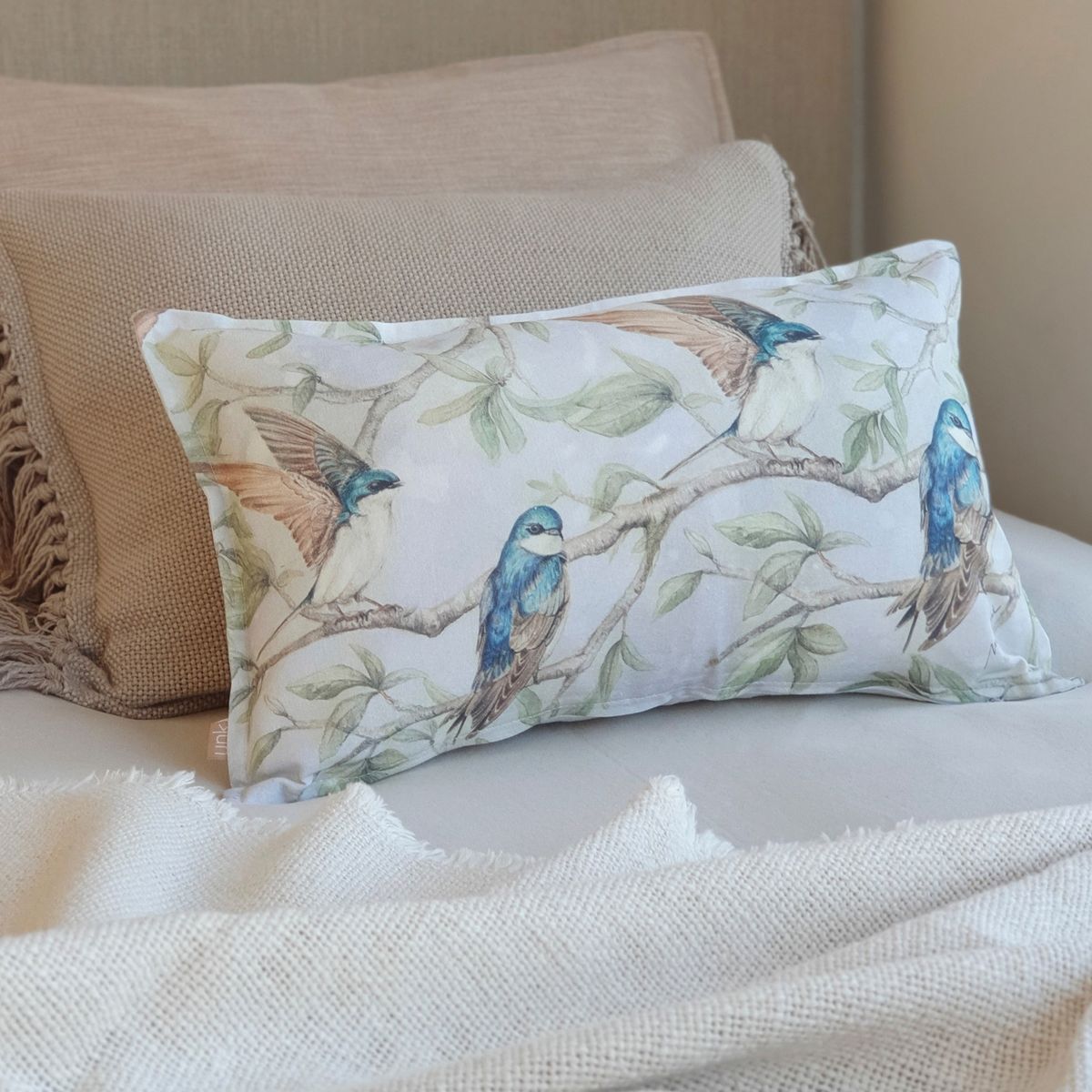 MARGARITA SCHEEL BY CASA ALVARINHO - FUNDA COJÍN MARISA GOLONDRINAS 50X30…