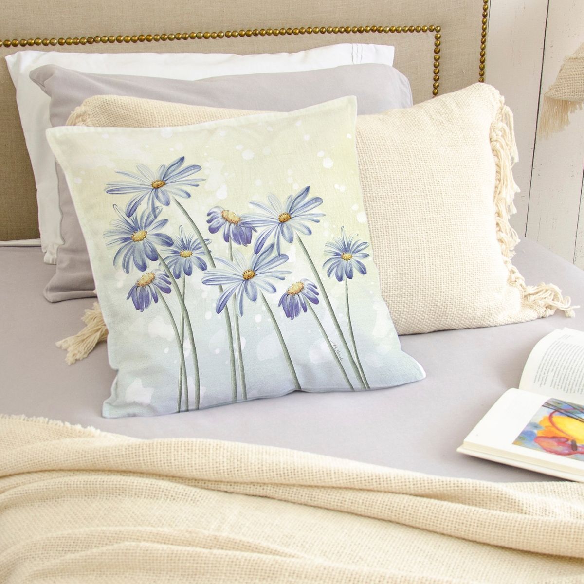 MARGARITA SCHEEL BY CASA ALVARINHO - FUNDA COJÍN ALGODÓN LAVANDA Y FLOR AZUL 45X45