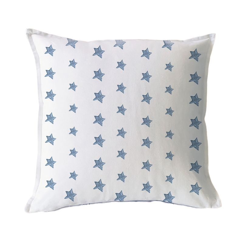 MARGARITA SCHEEL BY CASA ALVARINHO - FUNDA COJÍN ALGODÓN ESTRELLITAS AZULES 45X45