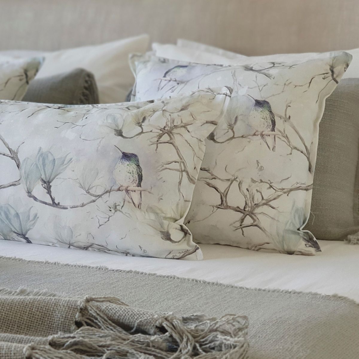 MARGARITA SCHEEL BY CASA ALVARINHO - FUNDA COJÍN ALGODÓN MAGNOLIO PICAFLOR 45X45…