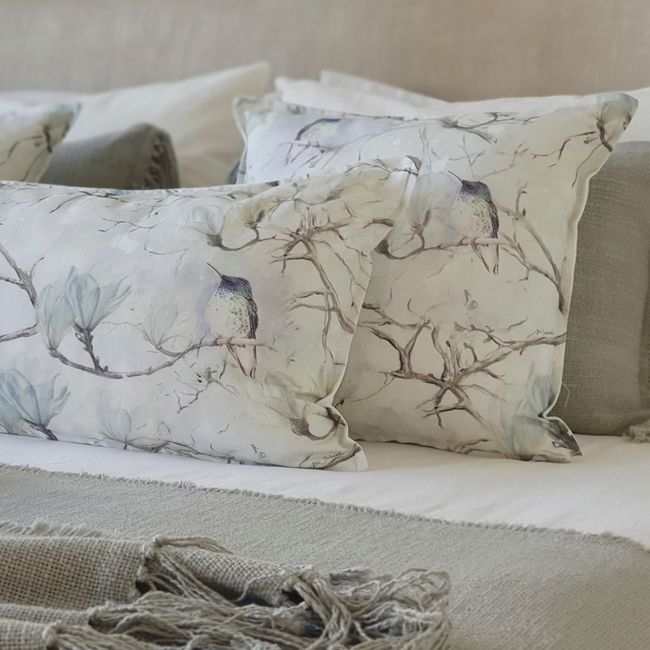 MARGARITA SCHEEL BY CASA ALVARINHO - FUNDA COJÍN ALGODÓN MAGNOLIO PICAFLOR 45X45…