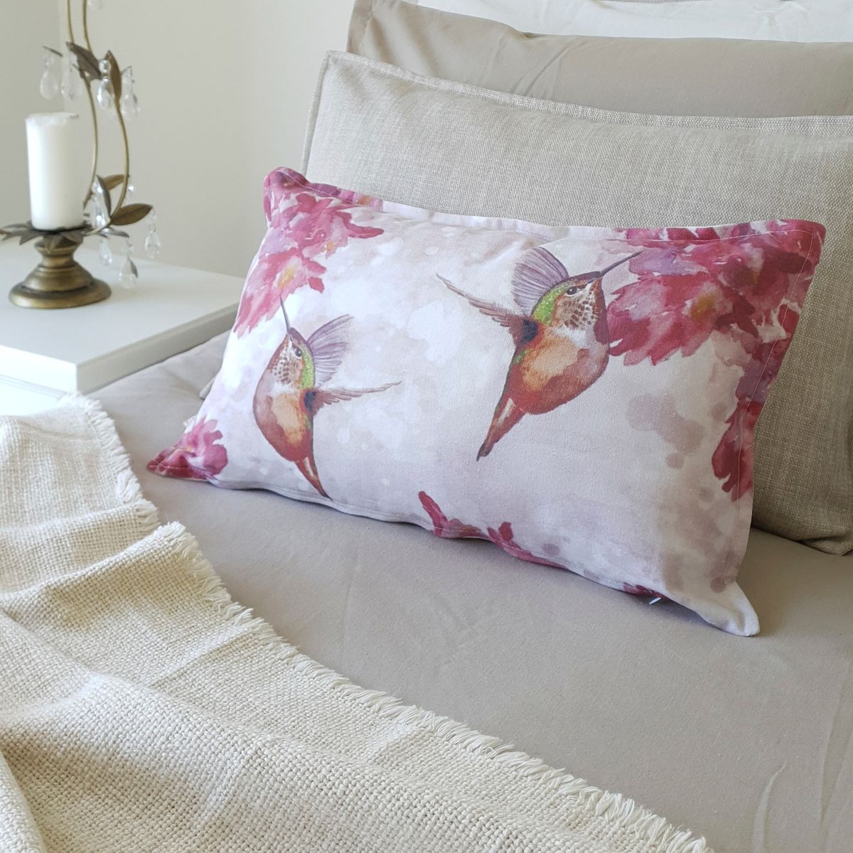 MARGARITA SCHEEL BY CASA ALVARINHO - FUNDA COJÍN ALGODÓN PICAFLORES FLOR FUCSIA 50X30