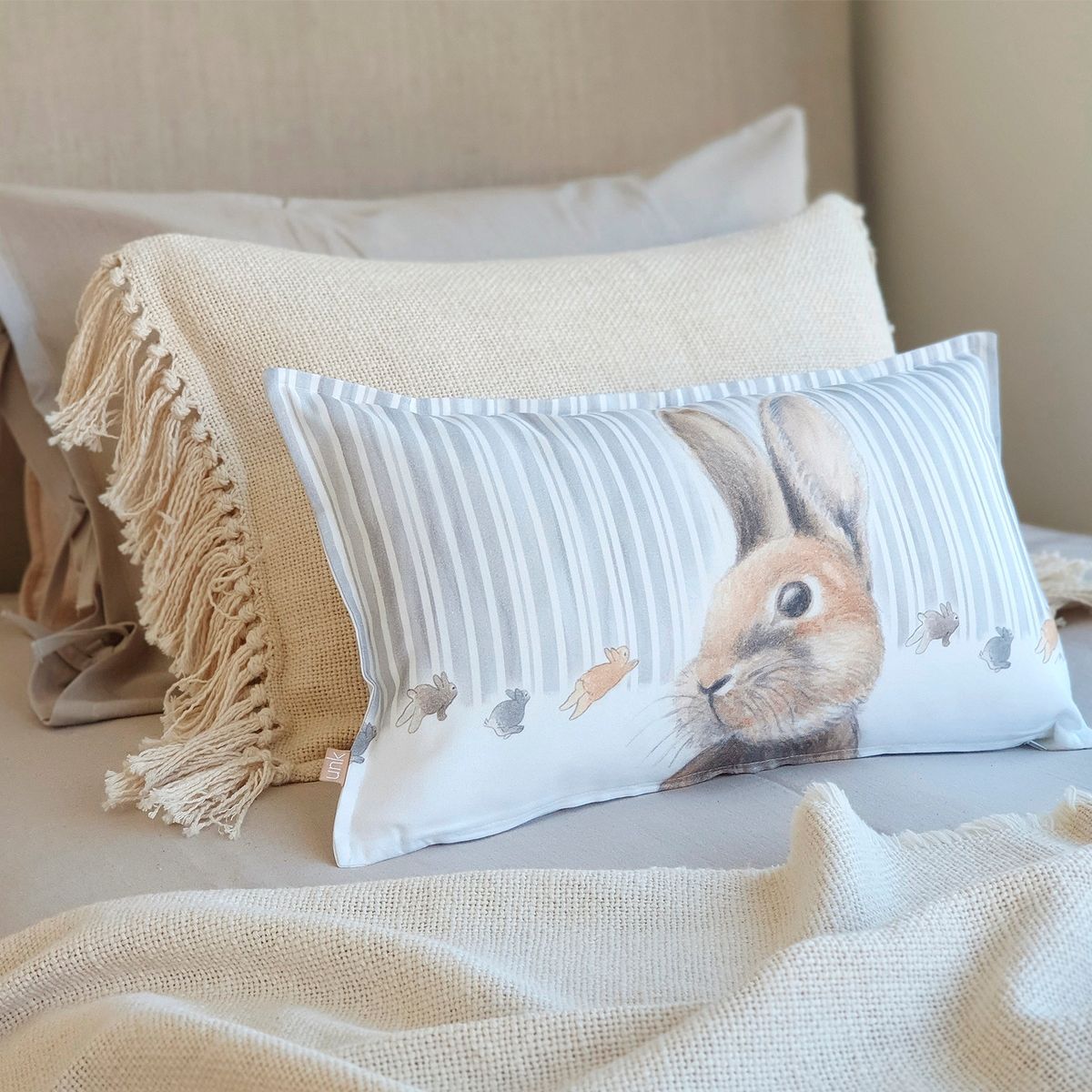 MARGARITA SCHEEL BY CASA ALVARINHO - FUNDA COJÍN ALGODÓN PEDRO RABBIT Y CONEJITOS 50X30