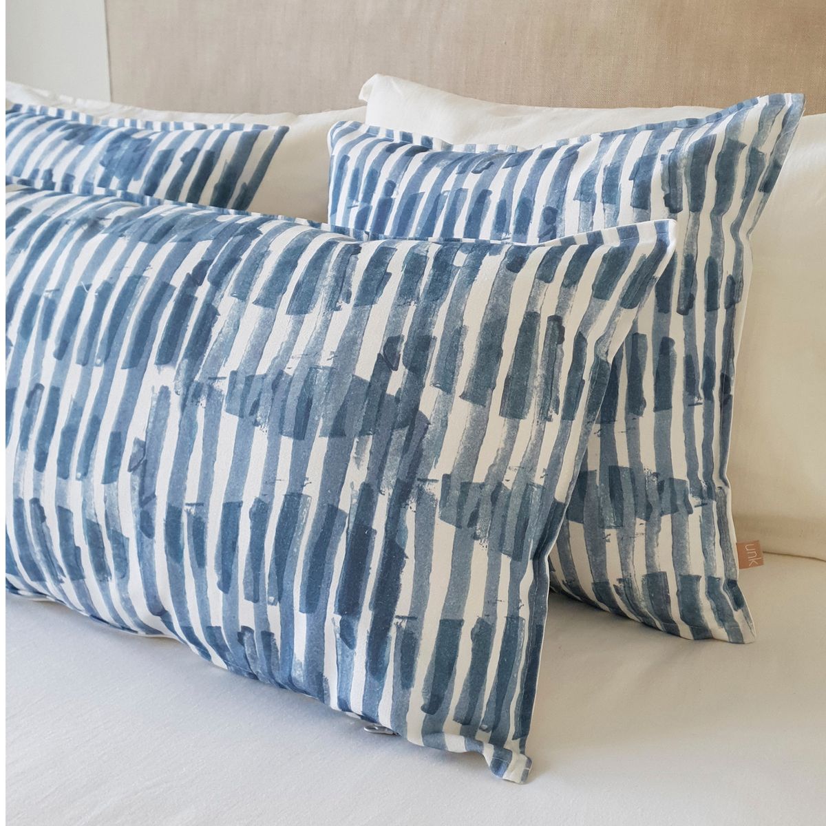 MARGARITA SCHEEL BY CASA ALVARINHO - COJÍN ALGODÓN MAR ABSTRACTO XL