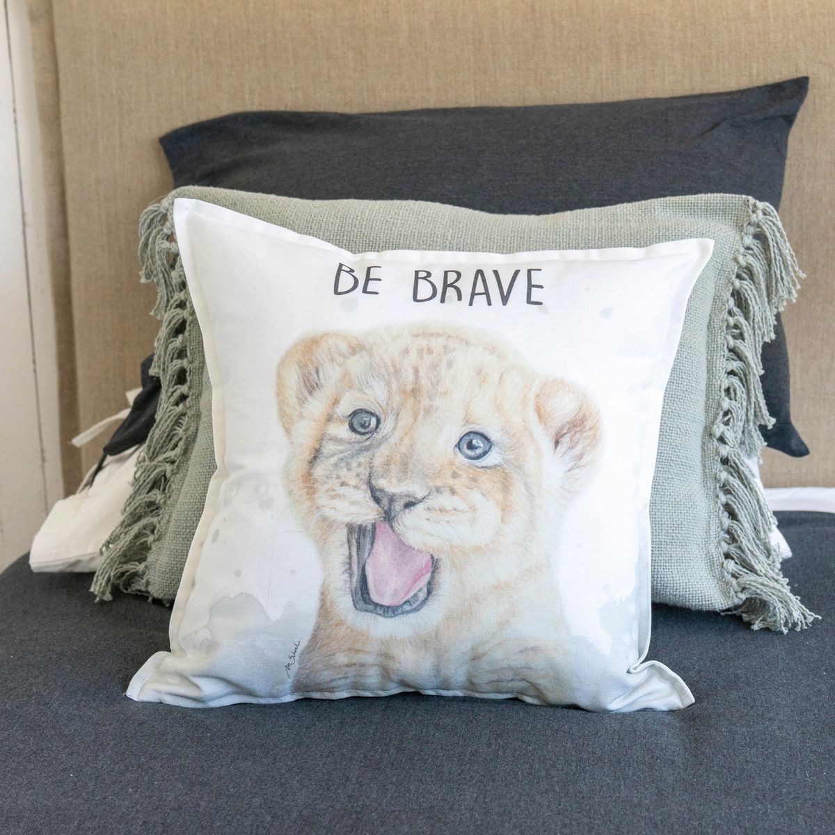 MARGARITA SCHEEL BY CASA ALVARINHO - FUNDA COJÍN ALGODÓN LEÓN VALIENTE 45X45…