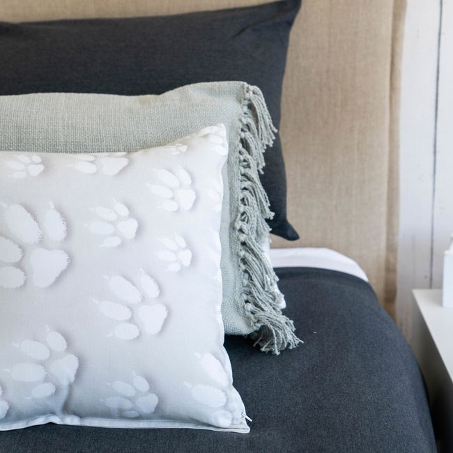 MARGARITA SCHEEL BY CASA ALVARINHO - FUNDA COJÍN ALGODÓN HUELLAS 45X45…