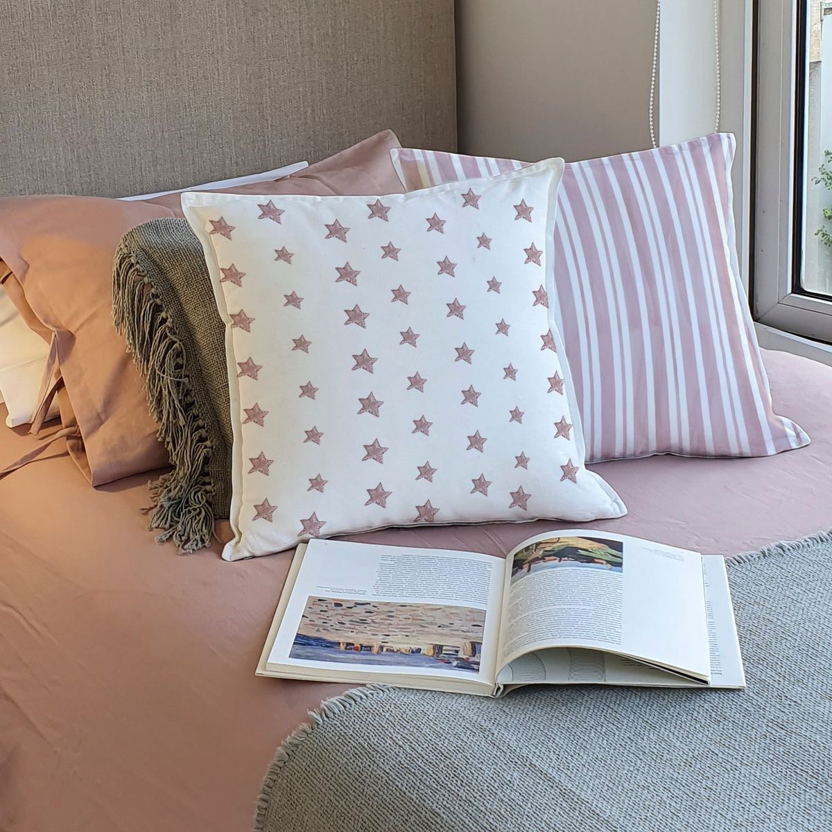 MARGARITA SCHEEL BY CASA ALVARINHO - FUNDA COJÍN ALGODÓN ESTRELLITAS ROSA 45X45