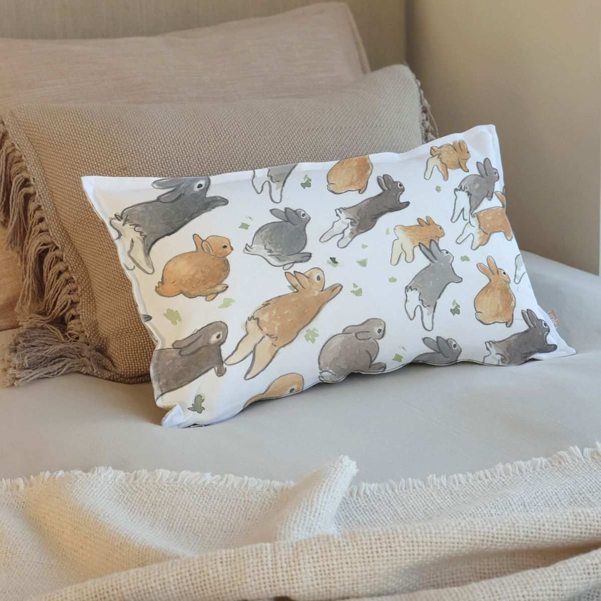 MARGARITA SCHEEL BY CASA ALVARINHO - FUNDA COJÍN ALGODÓN CONEJOS CORRIENDO 50X30