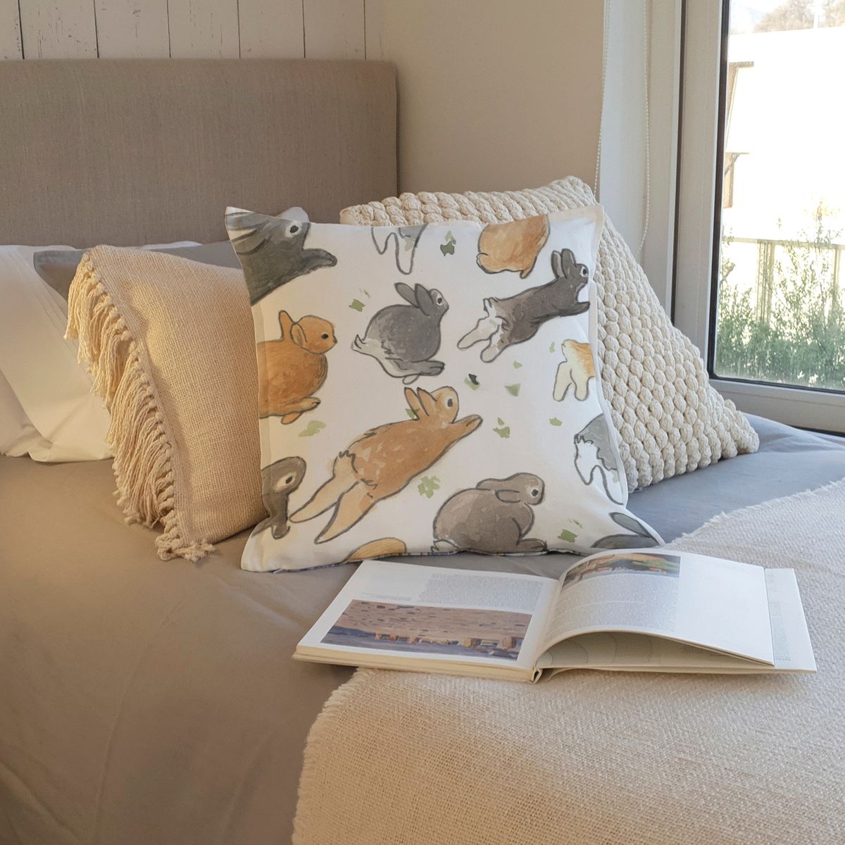 MARGARITA SCHEEL BY CASA ALVARINHO - FUNDA COJÍN ALGODÓN CONEJOS CORRIENDO 45X45…