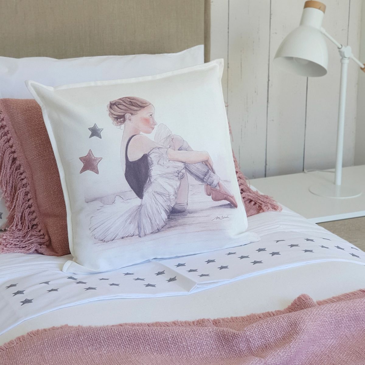 MARGARITA SCHEEL BY CASA ALVARINHO - FUNDA COJÍN ALGODÓN BAILARINA 45X45