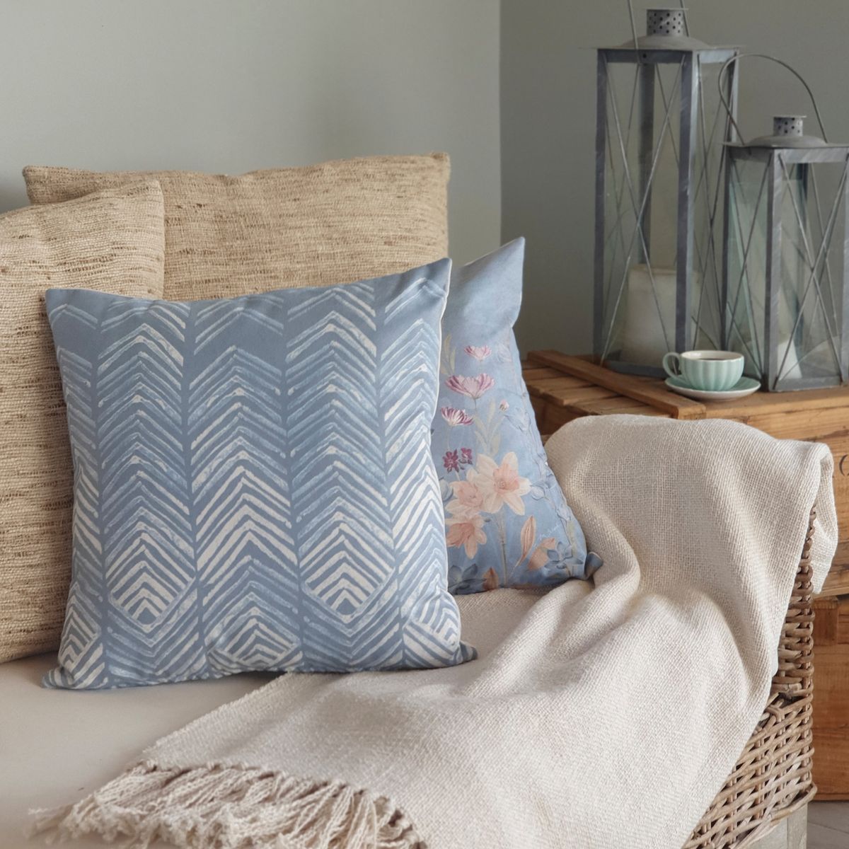 MARGARITA SCHEEL BY CASA ALVARINHO - FUNDA COJÍN GAMUZA ESPIGAS CELESTE 45X45