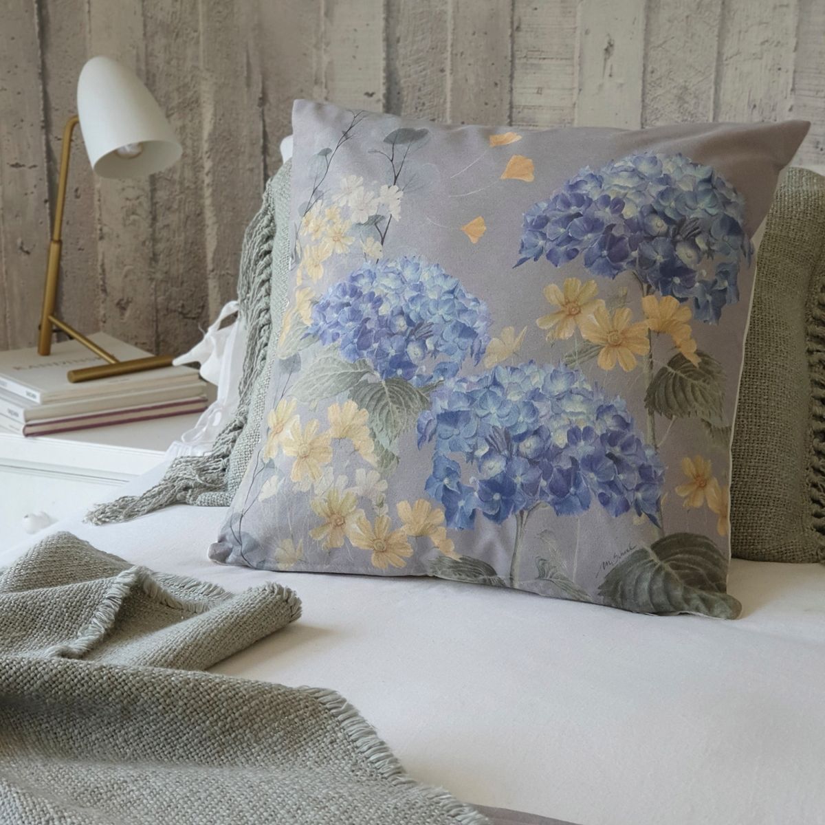 MARGARITA SCHEEL BY CASA ALVARINHO - FUNDA COJÍN GAMUZA HORTENSIAS 45X45.