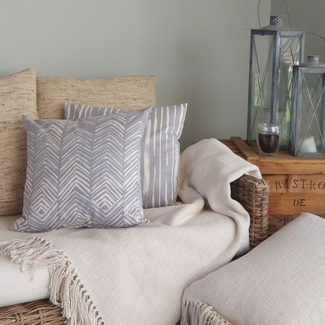 MARGARITA SCHEEL BY CASA ALVARINHO - FUNDA COJÍN GAMUZA ESPIGAS GRISES 45X45