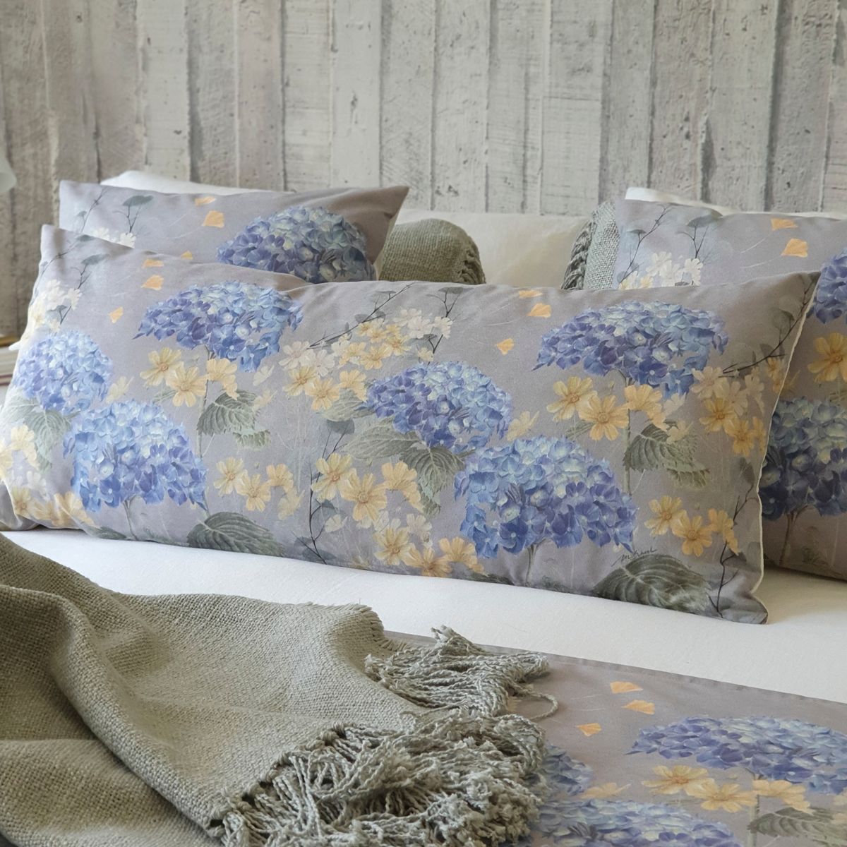 MARGARITA SCHEEL BY CASA ALVARINHO - FUNDA COJÍN GAMUZA HORTENSIAS XL