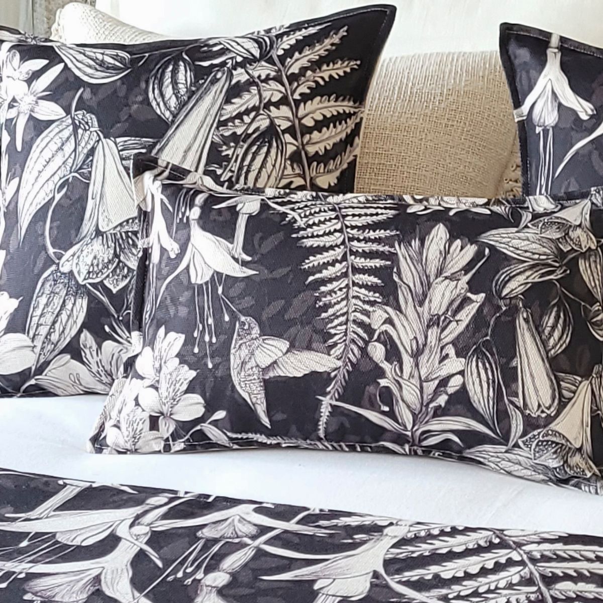 MARGARITA SCHEEL BY CASA ALVARINHO - FUNDA COJÍN MARISA FLORA NATIVA 45X45