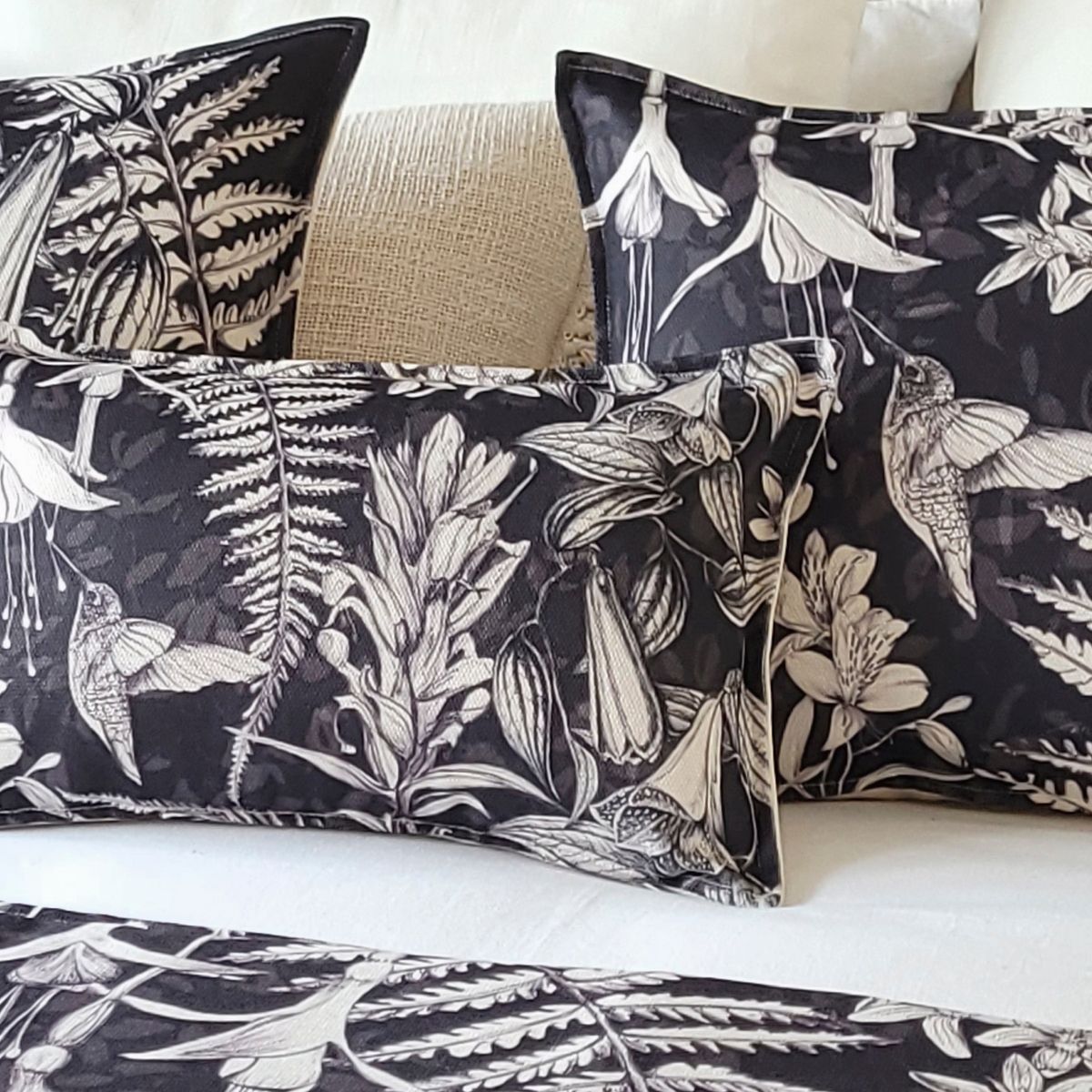 MARGARITA SCHEEL BY CASA ALVARINHO - FUNDA COJÍN MARISA FLORA NATIVA Y PICAFLOR 45X45