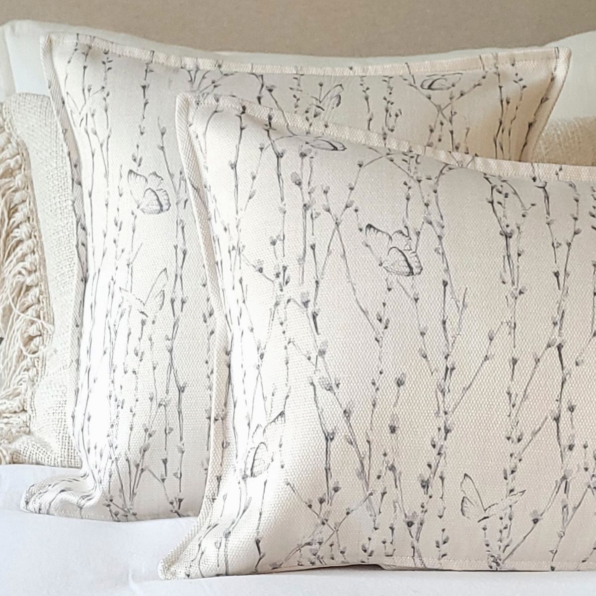 MARGARITA SCHEEL BY CASA ALVARINHO - FUNDA COJÍN MARISA BROTES Y MARIPOSAS 45X45…