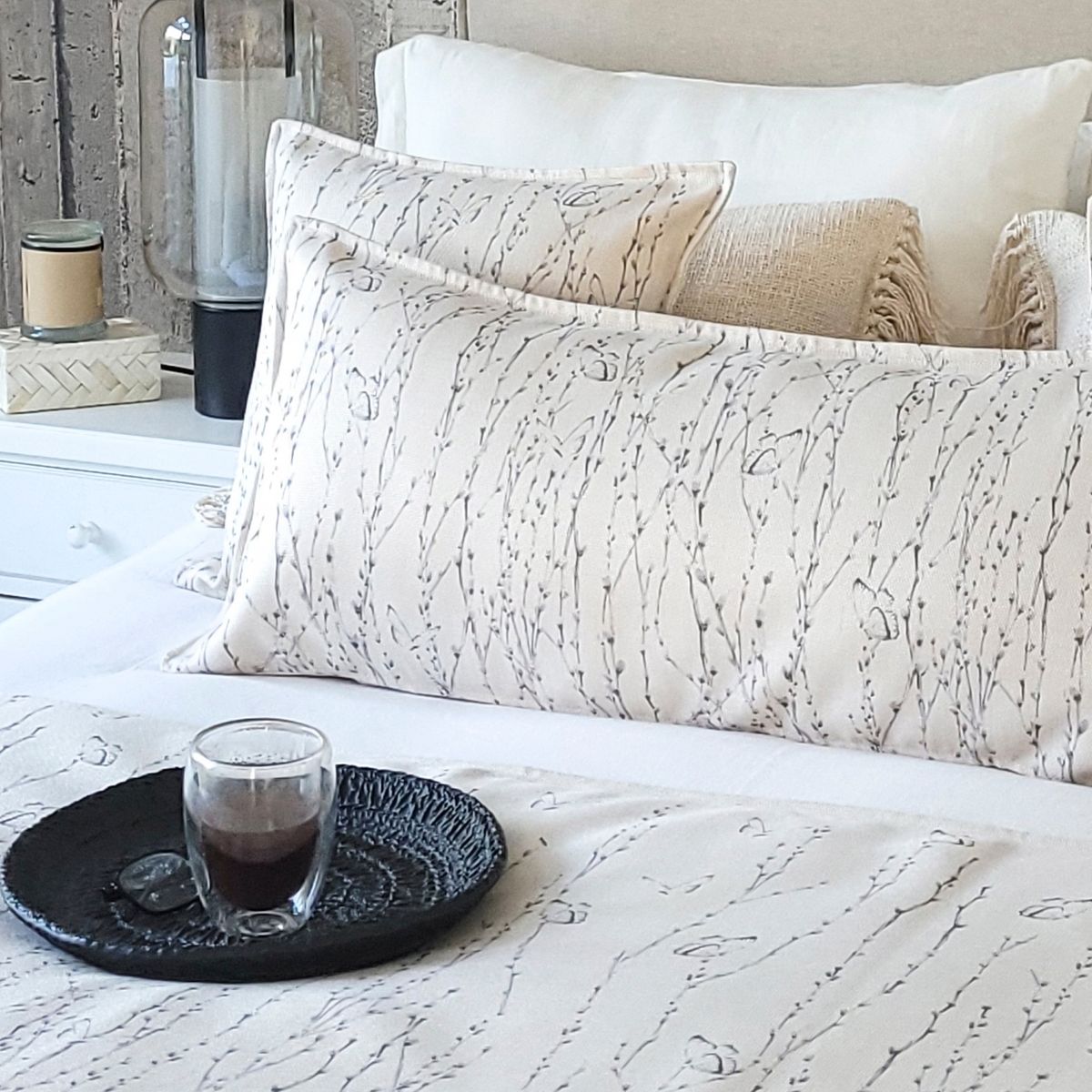 MARGARITA SCHEEL BY CASA ALVARINHO - FUNDA COJÍN MARISA BROTES Y MARIPOSAS XL…