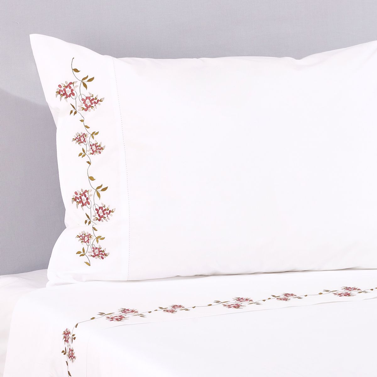 NINA HERRERA - Sábana Bordada Enredadera Rojo 220 Hilos King