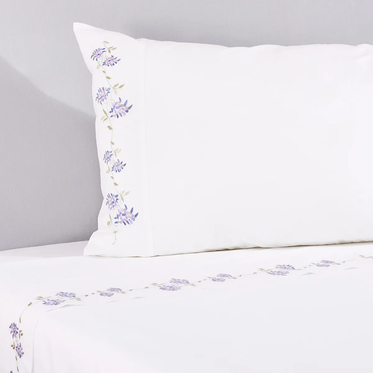 NINA HERRERA - Sábana Bordada Enredadera Lila 220 Hilos Super King